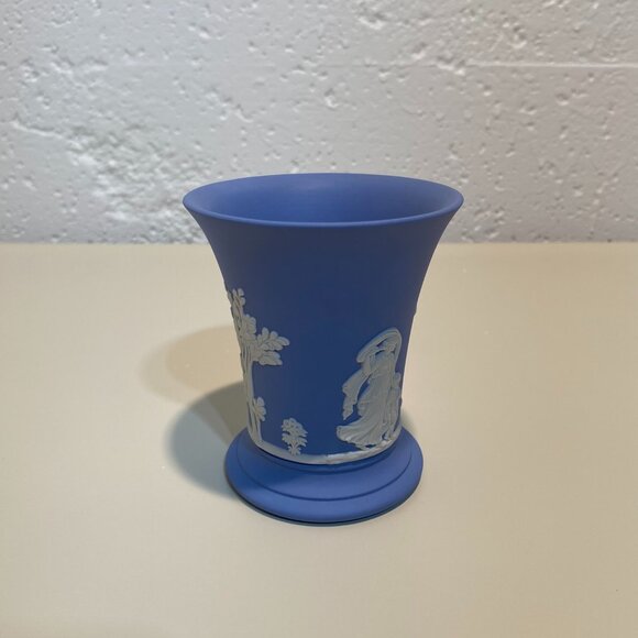 Wedgwood Blue Jasperware Small Trumpet Vase with White Motif - Picture 3 of 9